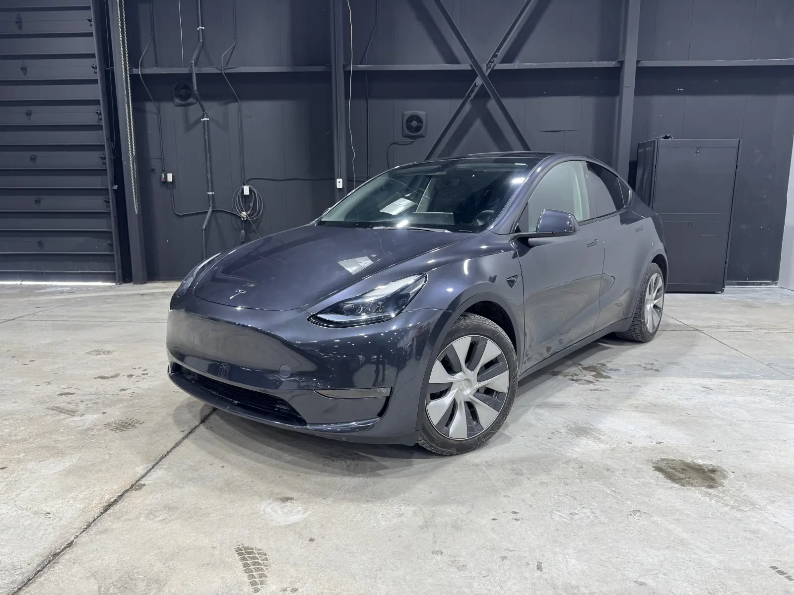 local vehicle, non-smoker 2024 Tesla Model Y Long Range in Gray with Black interior local vehicle, non-smoker 2024 Tesla Model Y Long Range in Gray with Black interior