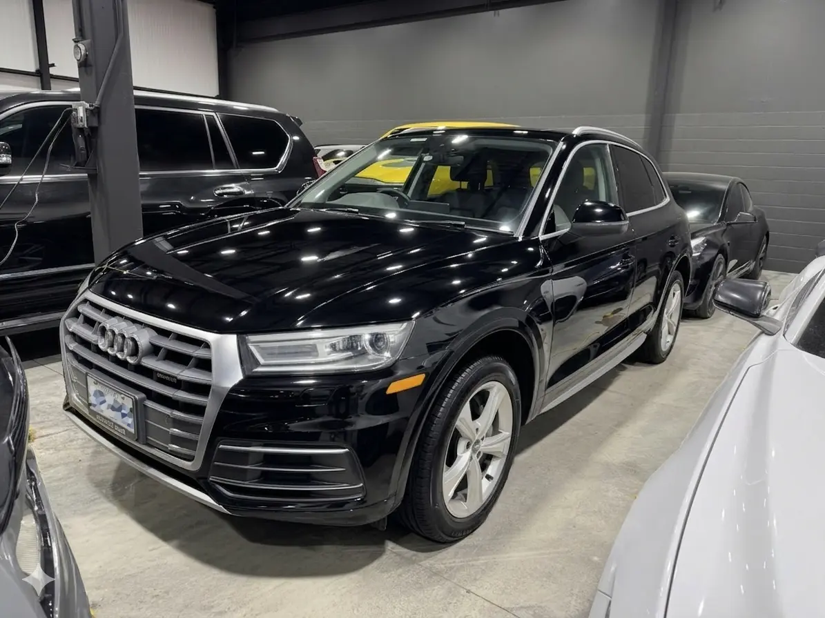 Clean Carfax, local vehicle, non-smoker 2018 Audi Q5 Progressiv in Black with Black interior – front exterior view Clean Carfax, local vehicle, non-smoker 2018 Audi Q5 Progressiv in Black with Black interior – front exterior view